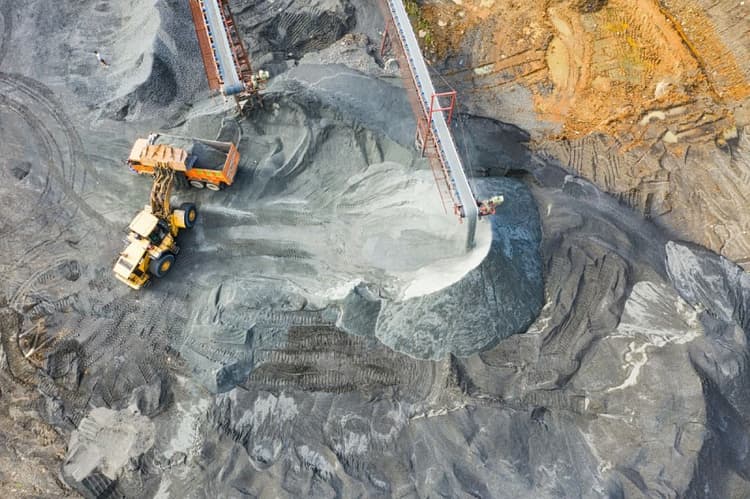 Imagen de portada: A pesar de las dificultades en el sector, la minería es la principal generadora de divisas en el país
