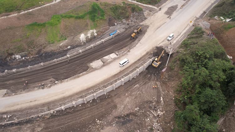 Imagen de portada: LA DOBLE VÍA SILLAR SE LEVANTA SOBRE PILARES DE 35 METROS DE PROFUNDIDAD