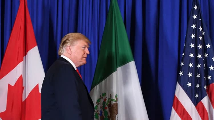 Imagen de portada: Trump concede un mes de prórroga a los aranceles a los automóviles que entren de México y Canadá
