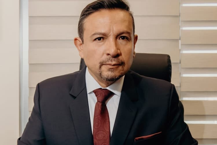 Imagen de portada: Óscar Molina Tejerina, el académico que apuesta por formar líderes comprometidos con el desarrollo de Bolivia