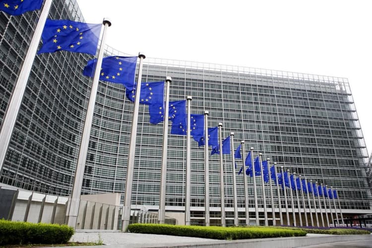 Imagen de portada: Bruselas acusa a Google de favorecer sus servicios en búsquedas y exige a Apple abrir sus sistemas operativos