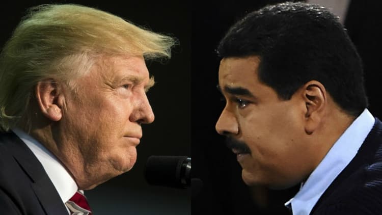 Imagen de portada: Trump impone un arancel del 25% a los países que compren gas o petróleo de Venezuela