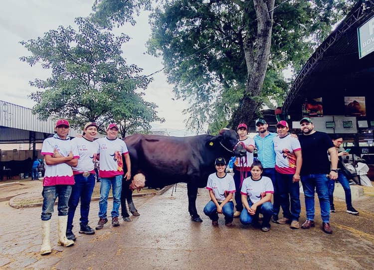 Imagen de portada: Ivanete FIV Zamboni es la gran campeona del concurso de producción lechera de Agropecruz 2025