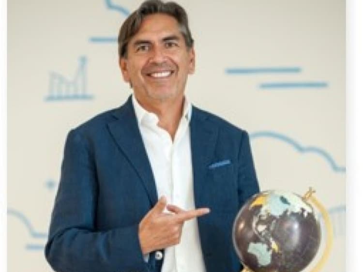 Imagen de portada: Jorge Ruiz sugiere a los empresarios bolivianos participar en redes internacionales