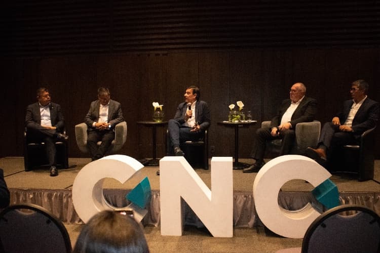 Imagen de portada: Ejecutivos y empresarios analizan el entorno económico boliviano: impacto de la inflación y la escasez de divisas