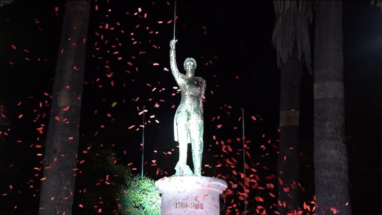 Imagen de portada: Banco Unión rinde homenaje a Juana Asurdui de Padilla con la entrega de un monumento en la plaza 25 de Mayo de Sucre