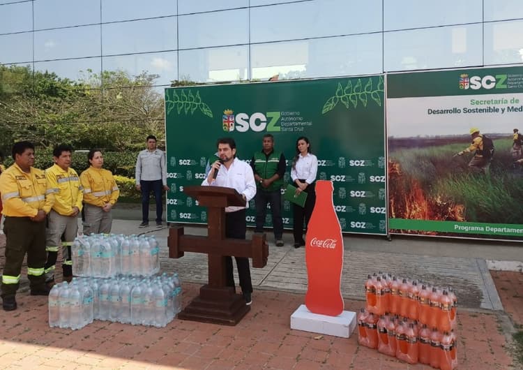 Imagen de portada: Embol entrega equipos y cerca de 8.000 litros de agua y bebidas hidratantes para luchar contra incendios