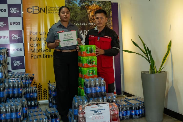 Imagen de portada: Apoyando la iniciativa de Alas Chiquitanas, CBN realiza una nueva donación de bebidas a los bomberos que combaten los incendios