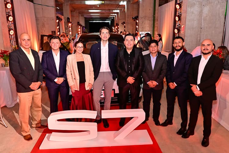 Imagen de portada: Viaggio y Grupo Roda lanzaron, en el mayor evento automotriz del año, la GAC S7, su nueva joya híbrida 