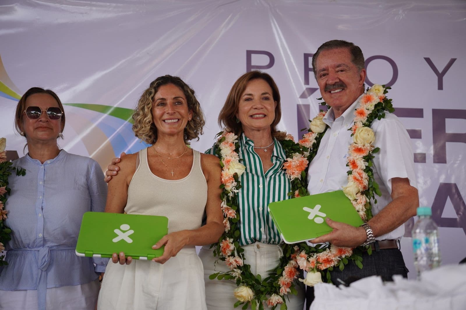 Gobierno y sector privado entregan computadoras y conectividad satelital a escuelas rurales en Santa Cruz