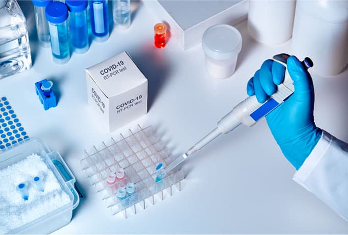 Imagen de portada: FARMACIAS Y LABORATORIOS A LA VANGUARDIA DE LA SALUD