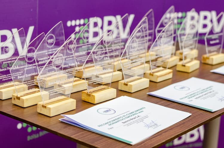 Imagen de portada: LA BOLSA BOLIVIANA DE VALORES REALIZÓ LA ENTREGA DEL RECONOCIMIENTO AL CUMPLIMIENTO NORMATIVO DE LA GESTIÓN 2021