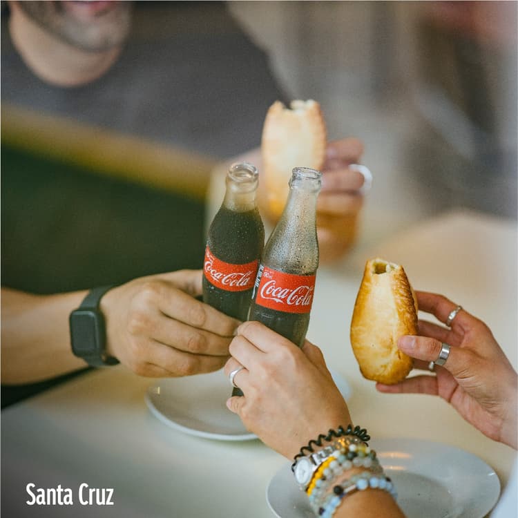 Imagen de portada: Embol Coca-Cola revaloriza la salteña