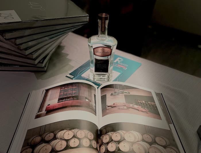 Imagen de portada: Libro de colección exhibe la historia y cultura del Singani en 260 páginas