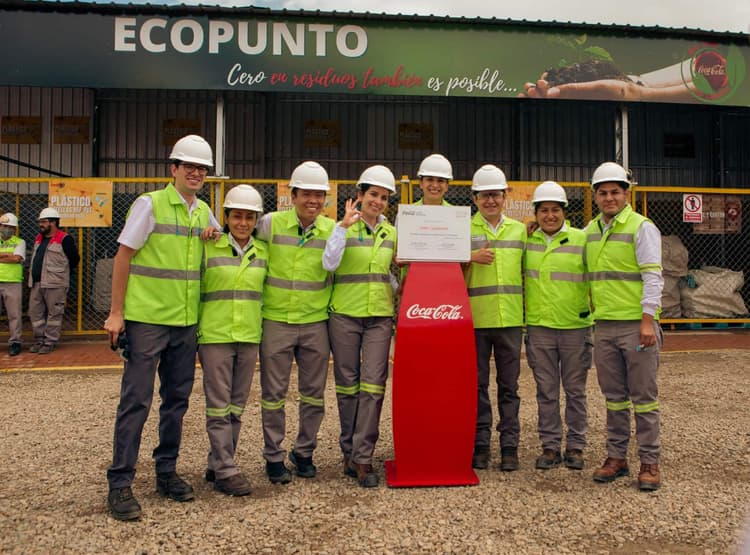 Imagen de portada: Coca-Cola Latinoamérica entregó un reconocimiento a EMBOL Cochabamba como la primera planta “Cero Residuos”