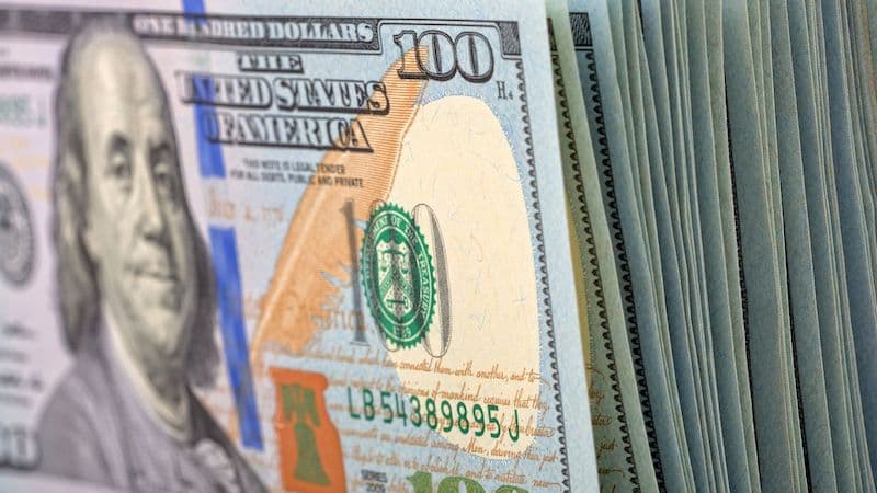 Menor disponibilidad de dólares incide en la banca