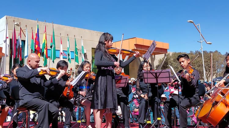 Imagen de portada: Niños y jóvenes alteños acceden a cursos gratuitos para interpretar instrumentos de cuerda