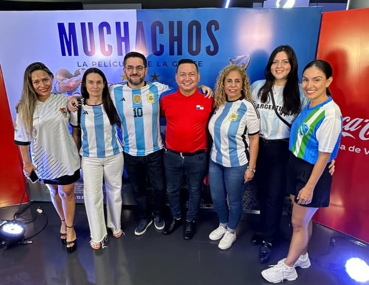 Imagen de portada: Se armó la “Fiesta del Fútbol” en Cine Center para disfrutar del estreno nacional de "Muchachos" y “Gol Gana”