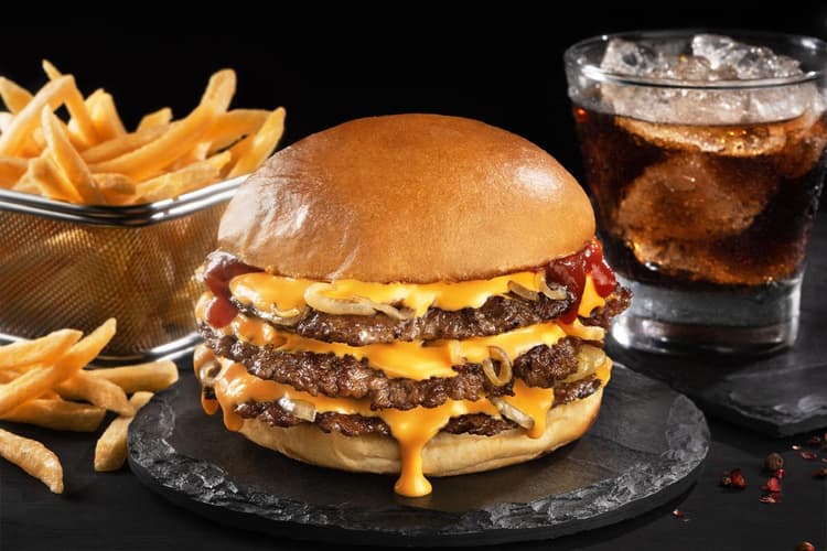 Imagen de portada: Carne, queso y papas fritas: la combinación tradicional que nunca falla