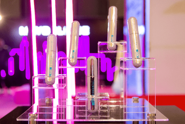 Imagen de portada: "Falsies Surreal", la nueva máscara de pestañas de Maybelline, impacta con una activación futurista en el Ventura Mall