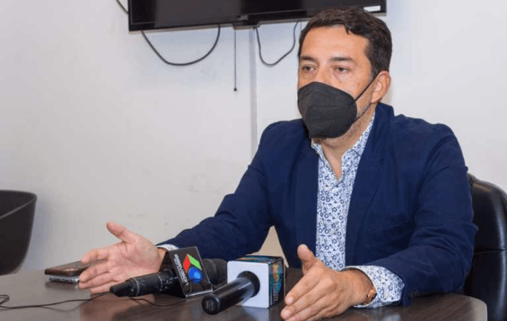 Imagen de portada: Diputado observa