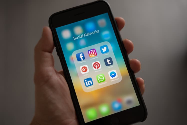 Imagen de portada: RELACIONES Y VÍNCULOS EN LAS REDES SOCIALES