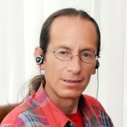Retrato profesional de Eber Aguirre, Diseñador Gráfico en Grupo Nueva Economía